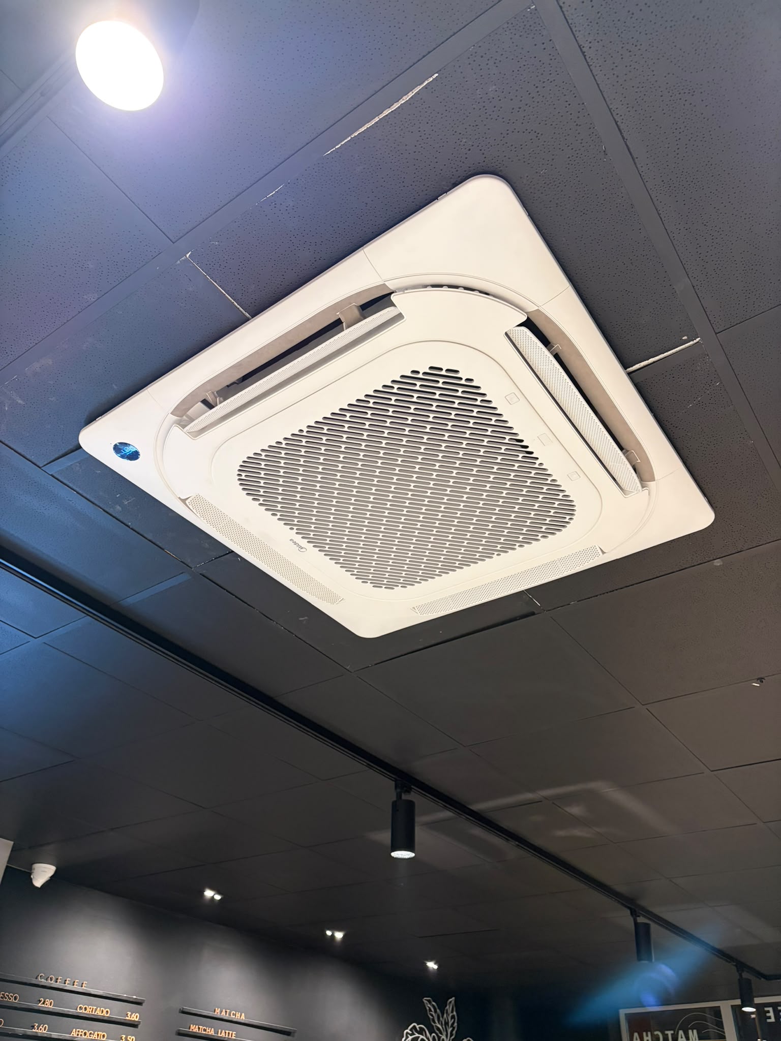 Von Falke installierte 11-kW-Klimaanlagen-Deckenkassette in einem Café in Frankfurt
