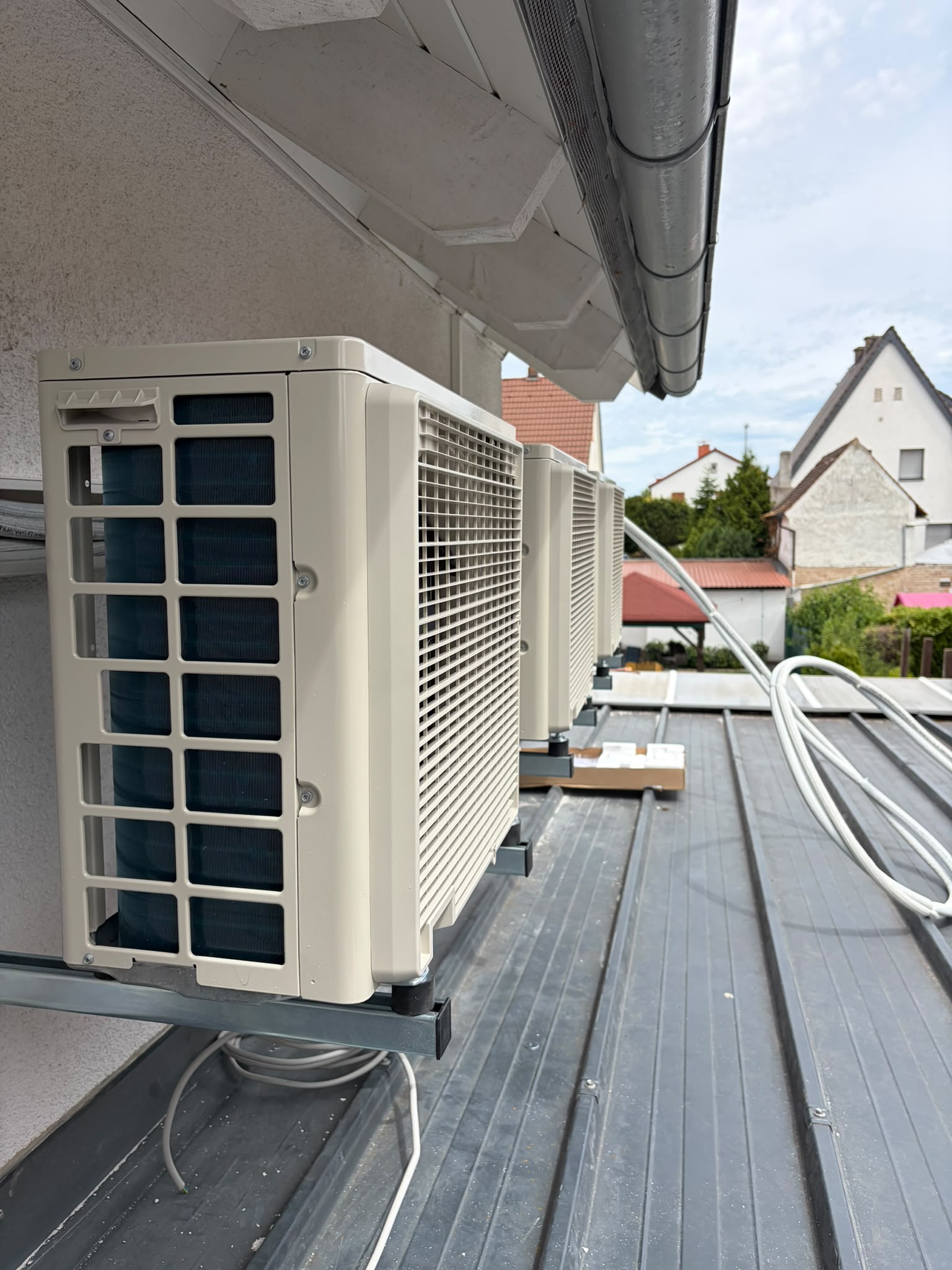 Klimaanlageninstallation von Falke an einem Mehrfamilienhaus in Bürstadt