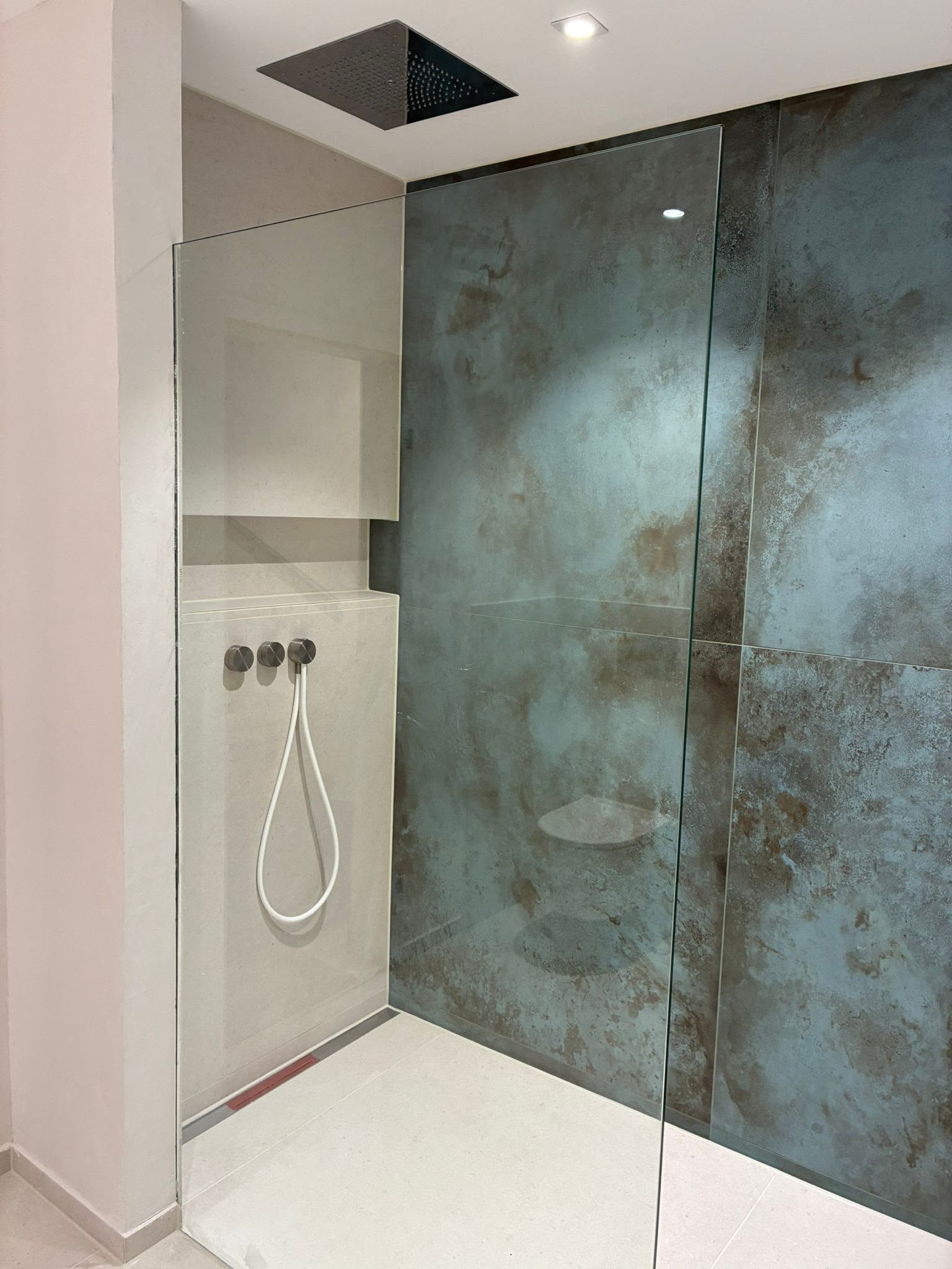 Von Falke modernisiertes Badezimmer mit Design-Dusche in Flörsheim